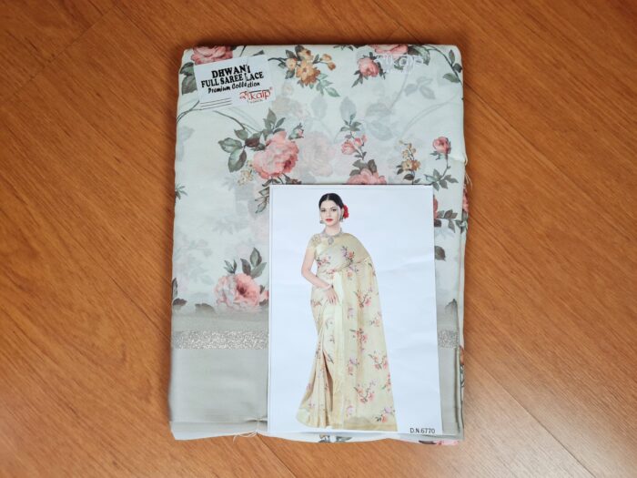 Sari indiano de seda mista estampa floral creme com barra perolada