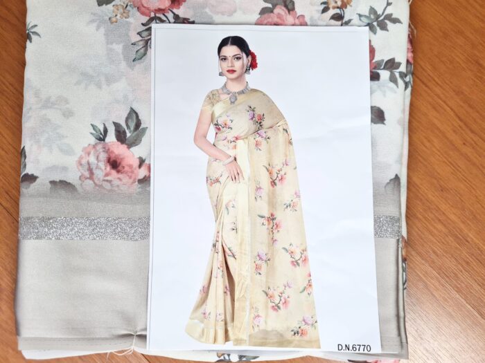 Sari indiano de seda mista estampa floral creme com barra perolada