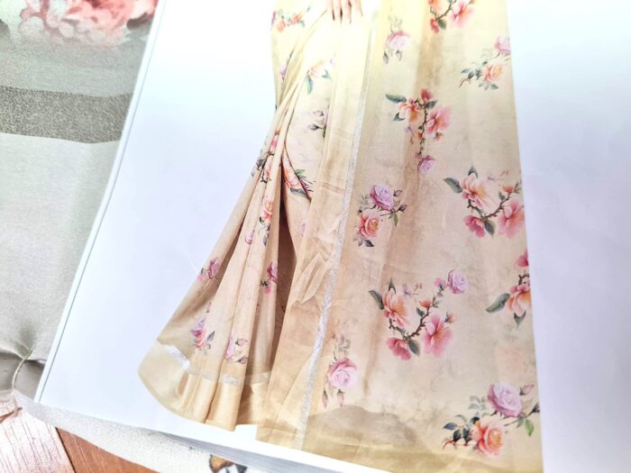 Sari indiano de seda mista estampa floral creme com barra perolada
