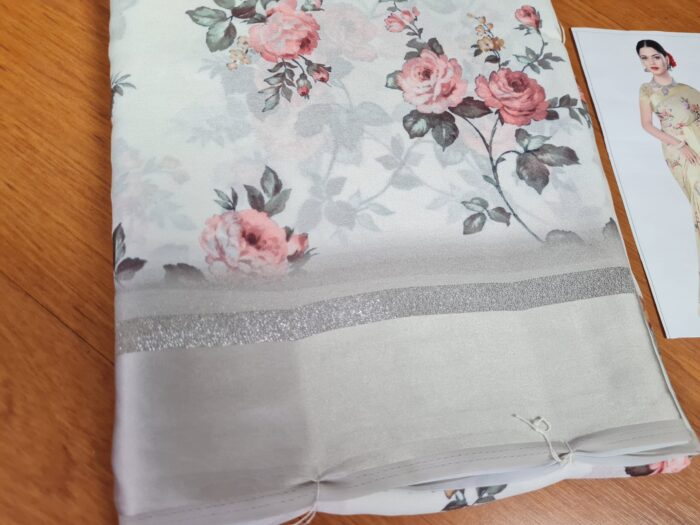 Sari indiano de seda mista estampa floral creme com barra perolada