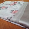 Sari indiano de seda mista estampa floral creme com barra perolada