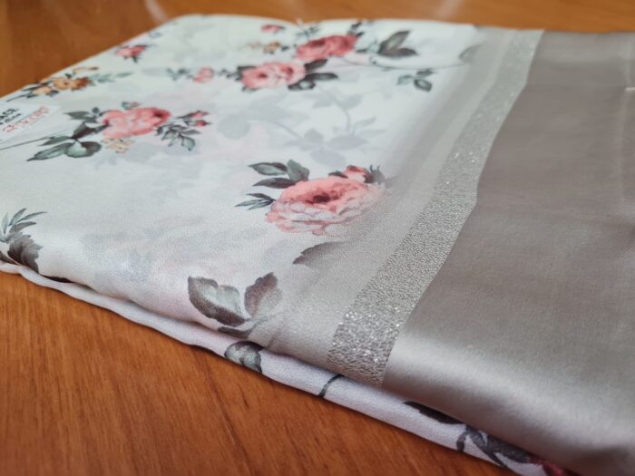 Sari indiano de seda mista estampa floral creme com barra perolada