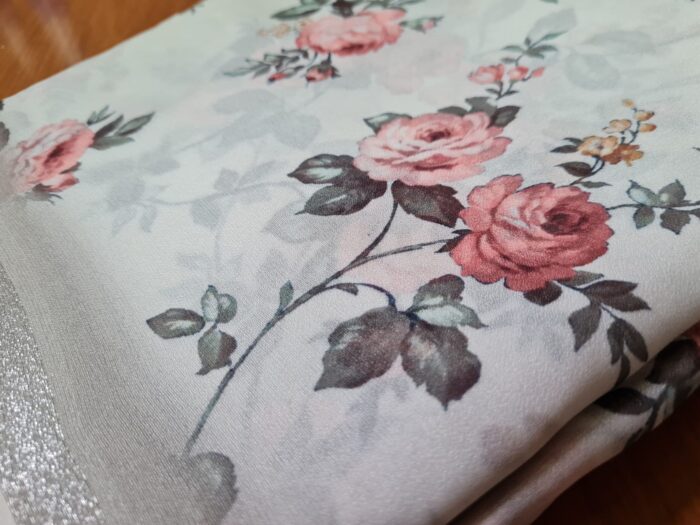 Sari indiano de seda mista estampa floral creme com barra perolada