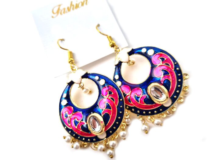 Brinco indiano clássico com berloque circular e esmaltação azul e color