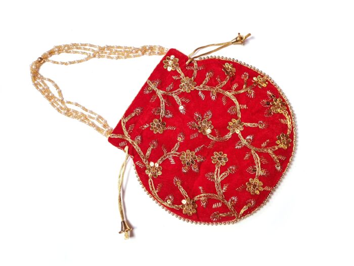 Bolsa indiana de festa de tecido veludo vermelho bordado e alça de pérolas