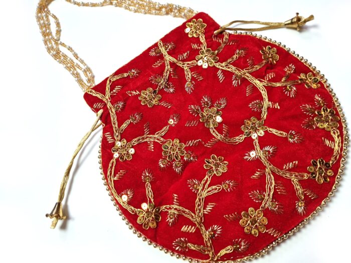 Bolsa indiana de festa de tecido veludo vermelho bordado e alça de pérolas