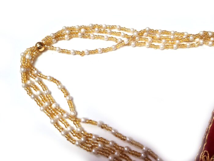 Bolsa indiana de festa de tecido veludo vermelho bordado e alça de pérolas