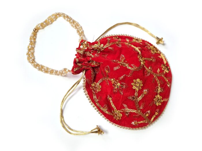 Bolsa indiana de festa de tecido vermelho bordado e alça de pérolas