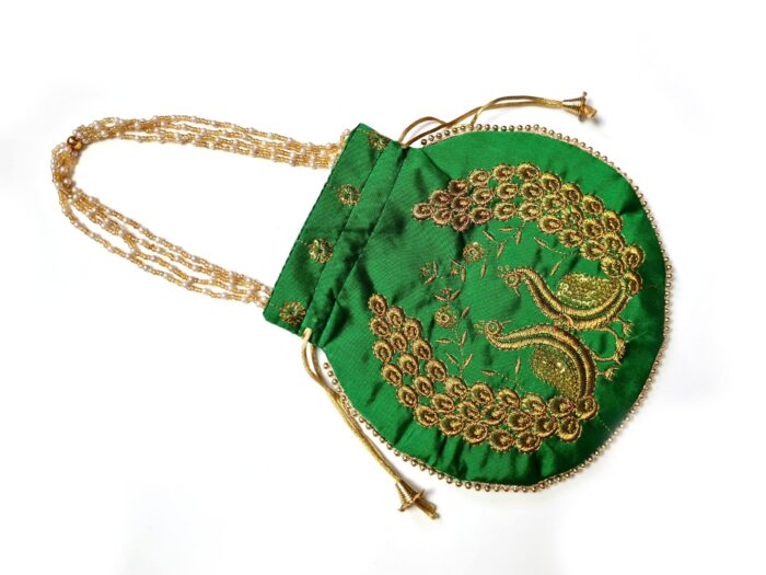 Bolsa indiana de festa de tecido bordado verde com pavão e alça de pérolas
