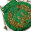 Bolsa indiana de festa de tecido bordado verde com pavão e alça de pérolas