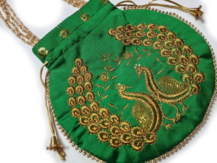 Bolsa indiana de festa de tecido bordado verde com pavão e alça de pérolas