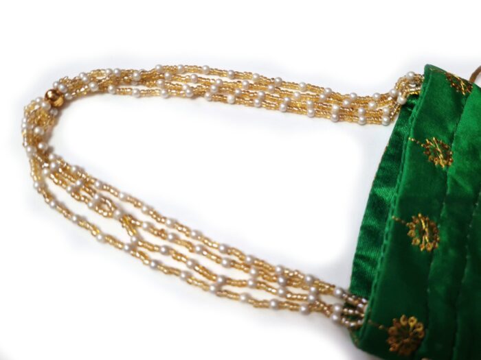 Bolsa indiana de festa de tecido bordado verde com pavão e alça de pérolas