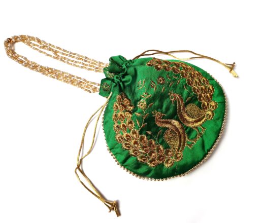 Bolsa indiana de festa de tecido bordado verde com pavão e alça de pérolas