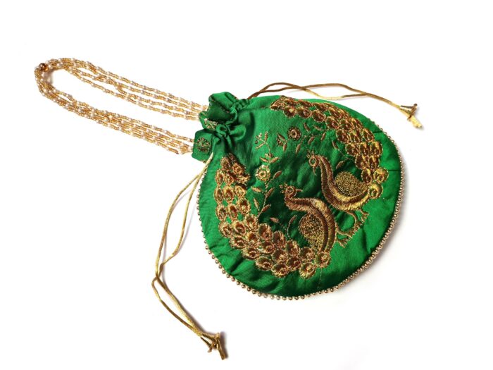 Bolsa indiana de festa de tecido bordado verde com pavão e alça de pérolas