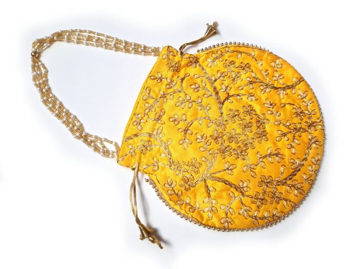 Bolsa indiana de festa de tecido amarelo bordado folhas e alça de pérolas