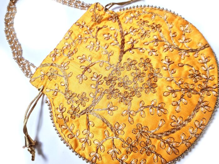 Bolsa indiana de festa de tecido amarelo bordado folhas e alça de pérolas