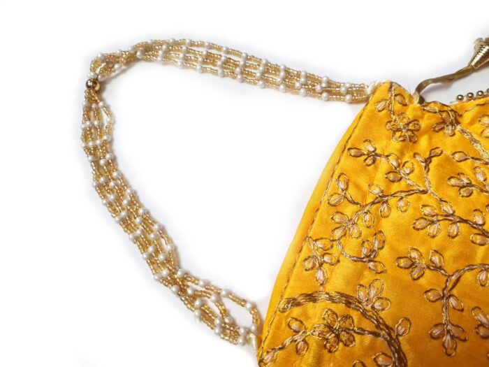 Bolsa indiana de festa de tecido amarelo bordado folhas e alça de pérolas