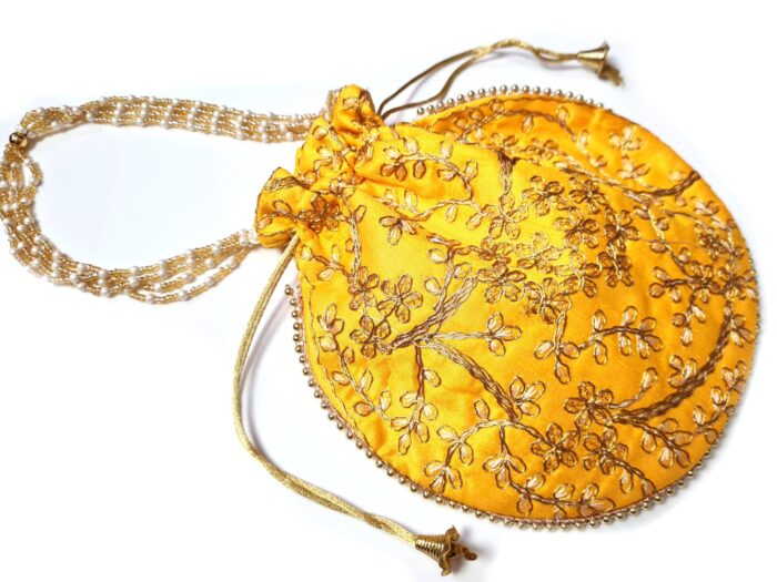 bolsa indiana de festa amarela bordada com dourado e alças de pérolas