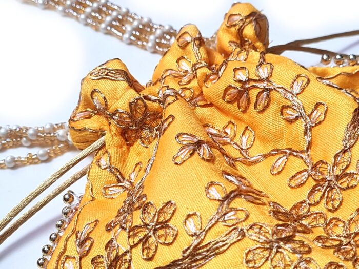 Bolsa indiana de festa de tecido amarelo bordado folhas e alça de pérolas