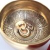 Tigela tibetana com 7 ligas dourada símbolo OM 9,5cm