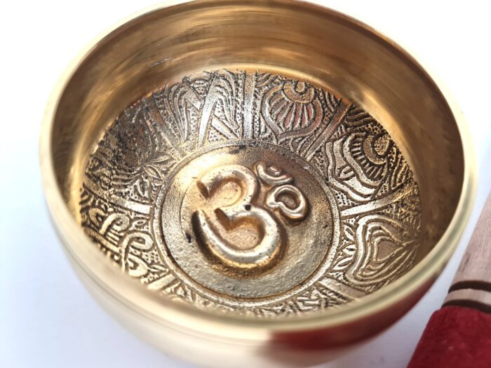 Tigela tibetana com 7 ligas dourada símbolo OM 9,5cm