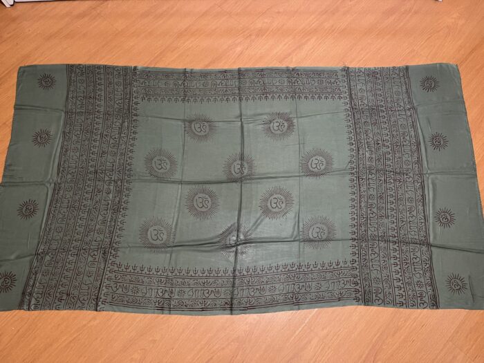 Chadar indiano (manto de oração) de OM e mantras verde e preto