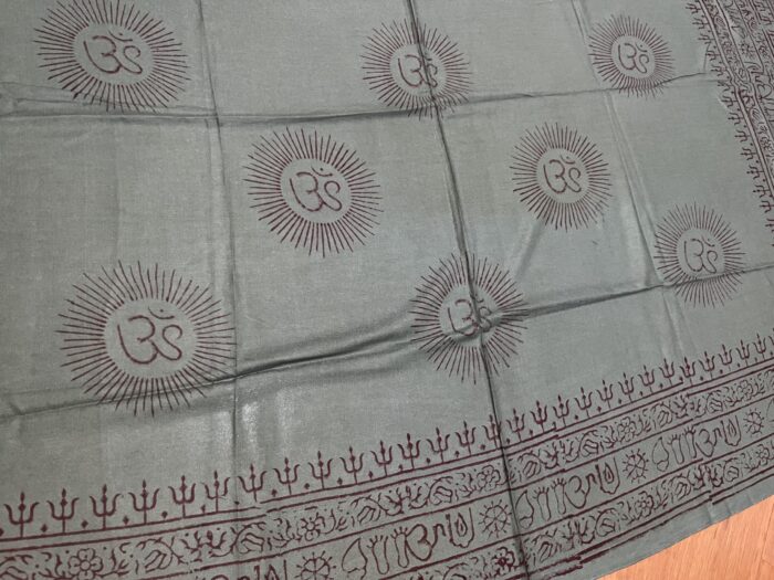 Chadar indiano (manto de oração) de OM e mantras verde médio