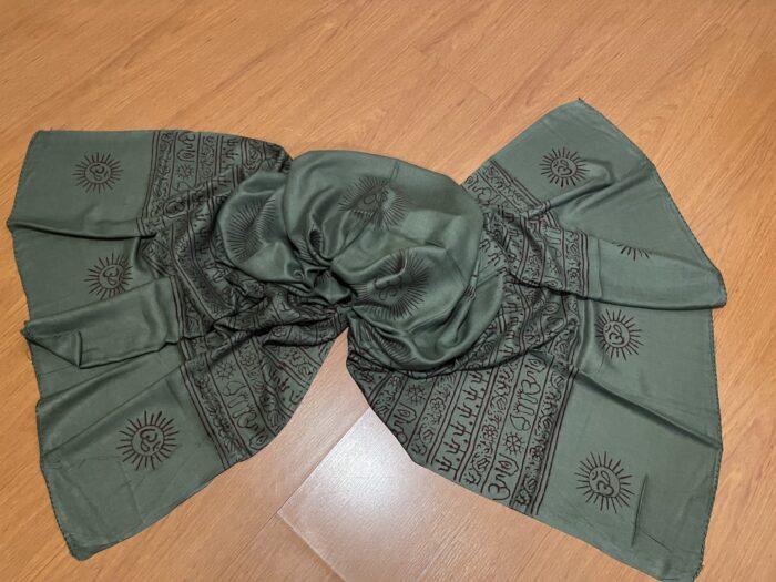 Chadar indiano (manto de oração) de OM e mantras verde médio
