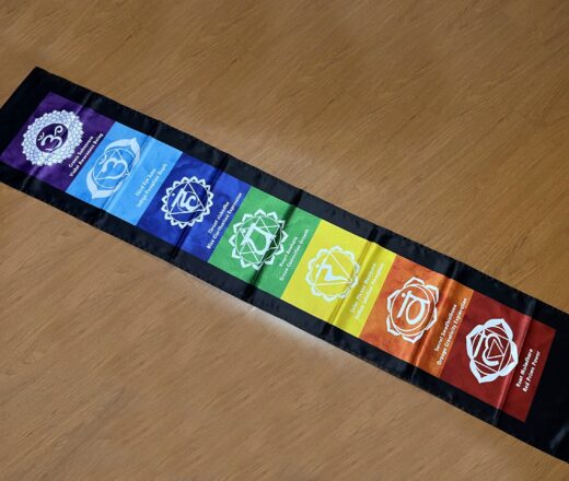 IMG_3771 bandeira (flag) vertical de cetim com estampa dos 7 chakras, fabricado na Índia
