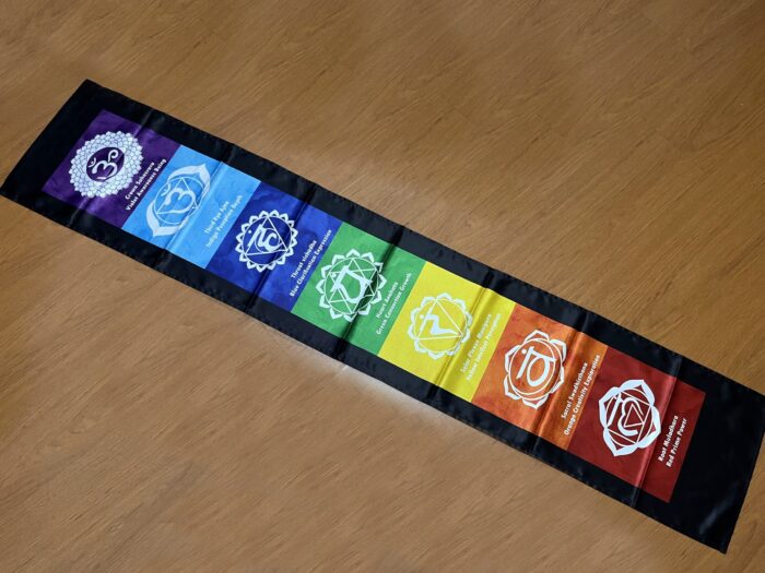 bandeira (flag) vertical de cetim com estampa dos 7 chakras, fabricado na Índia