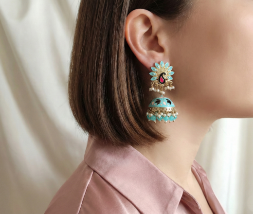 Jhumka azul claro esmaltado com detalhes em rosa e preto, além de micro pérolas. 7cm, leve. Feito na Índia