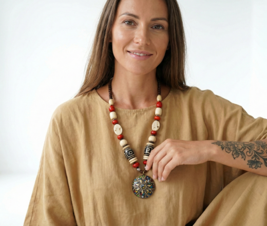 Colar Tibetano artesanal com medalha redonda de mosaico de pedras coloridos