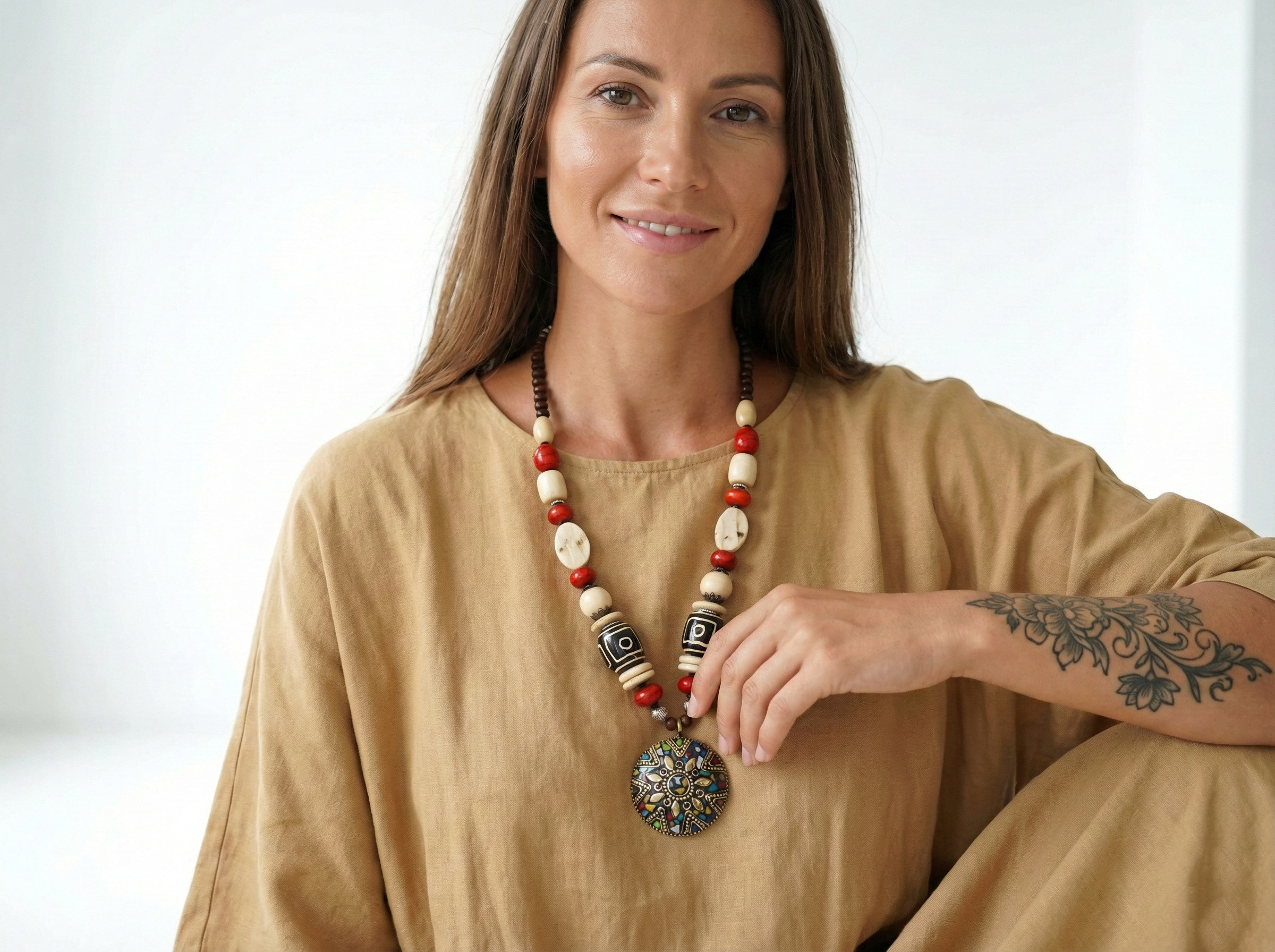 Colar Tibetano artesanal com medalha redonda de mosaico de pedras coloridos