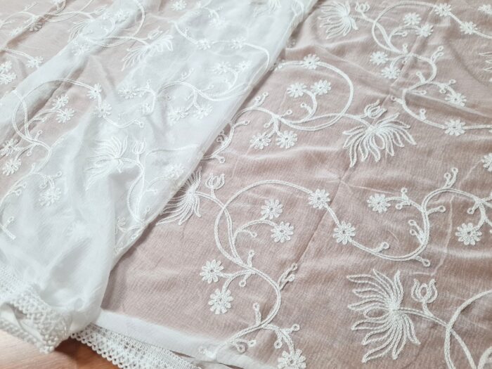 Dupatta branca bordada floral com renda Zara