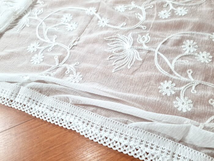 Dupatta branca bordada floral com renda Zara