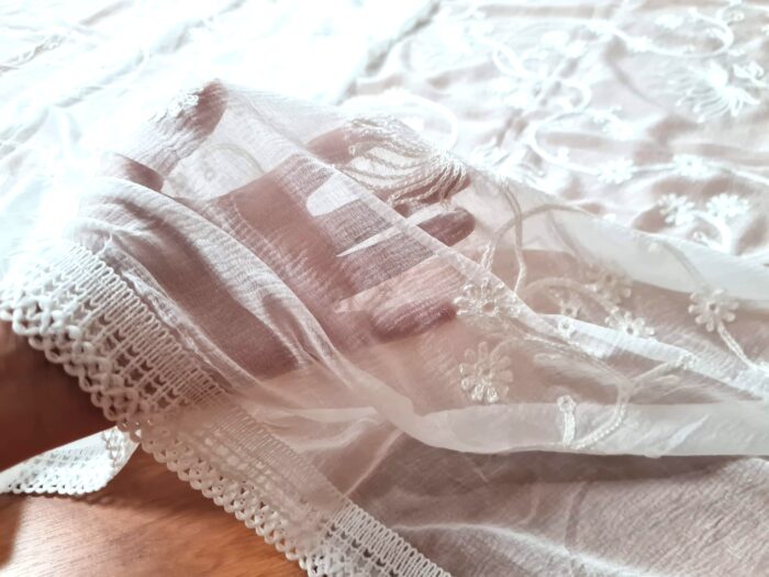 Dupatta branca bordada floral com renda Zara