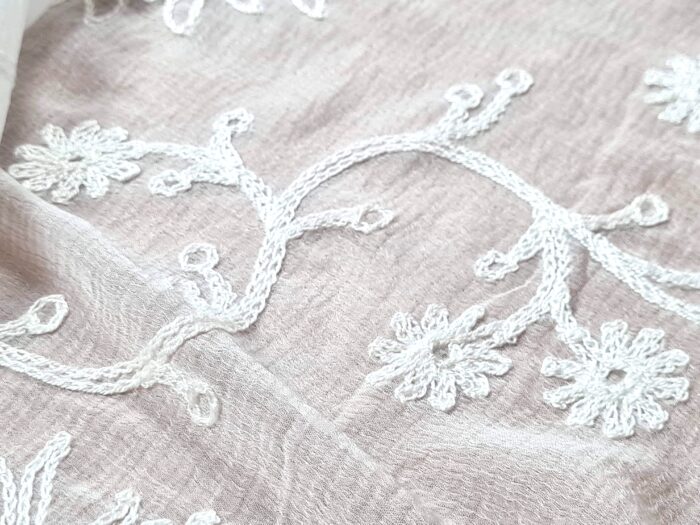 Dupatta branca bordada floral com renda Zara
