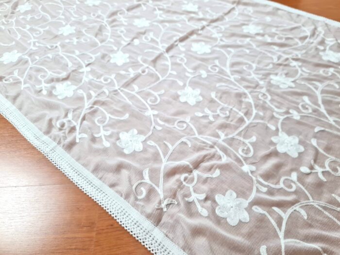 Dupatta branca bordada floral com renda Meera