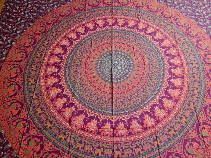 Panô indiano de algodão estampa de mandala uva, coral e verde 2,40m