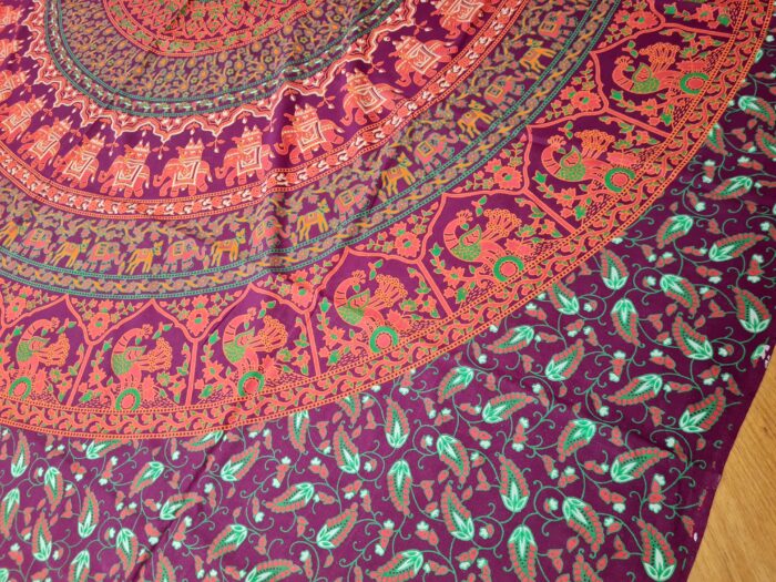 Panô indiano de algodão estampa de mandala uva, coral e verde 2,40m