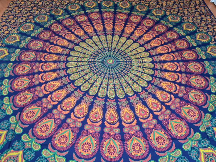 Panô indiano de algodão estampa de mandala marinho, coral e verde 2,40m