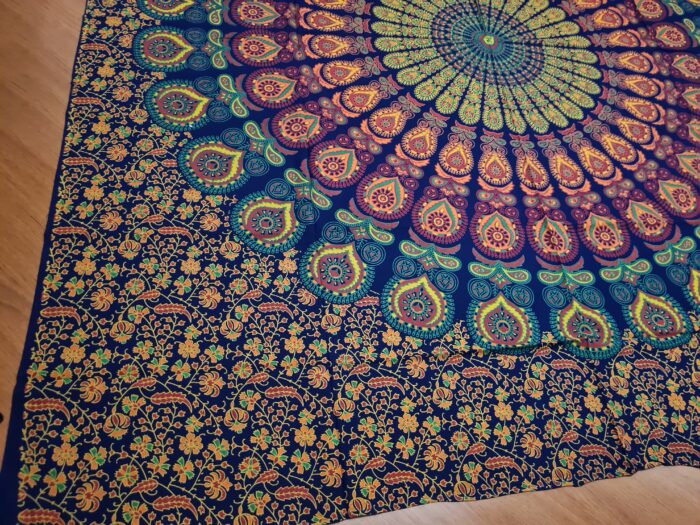 Panô indiano de algodão estampa de mandala marinho, coral e verde 2,40m