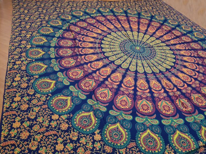 Panô indiano de algodão estampa de mandala marinho, coral e verde 2,40m