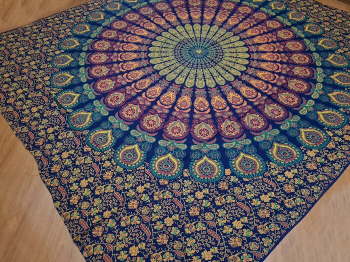 Panô indiano de algodão estampa de mandala marinho, coral e verde 2,40m