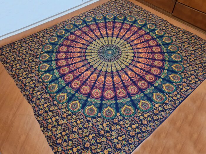 Panô indiano de algodão estampa de mandala marinho, coral e verde 2,40m