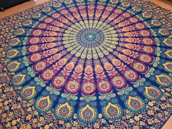 Panô indiano de algodão estampa de mandala marinho, coral e verde 2,40m