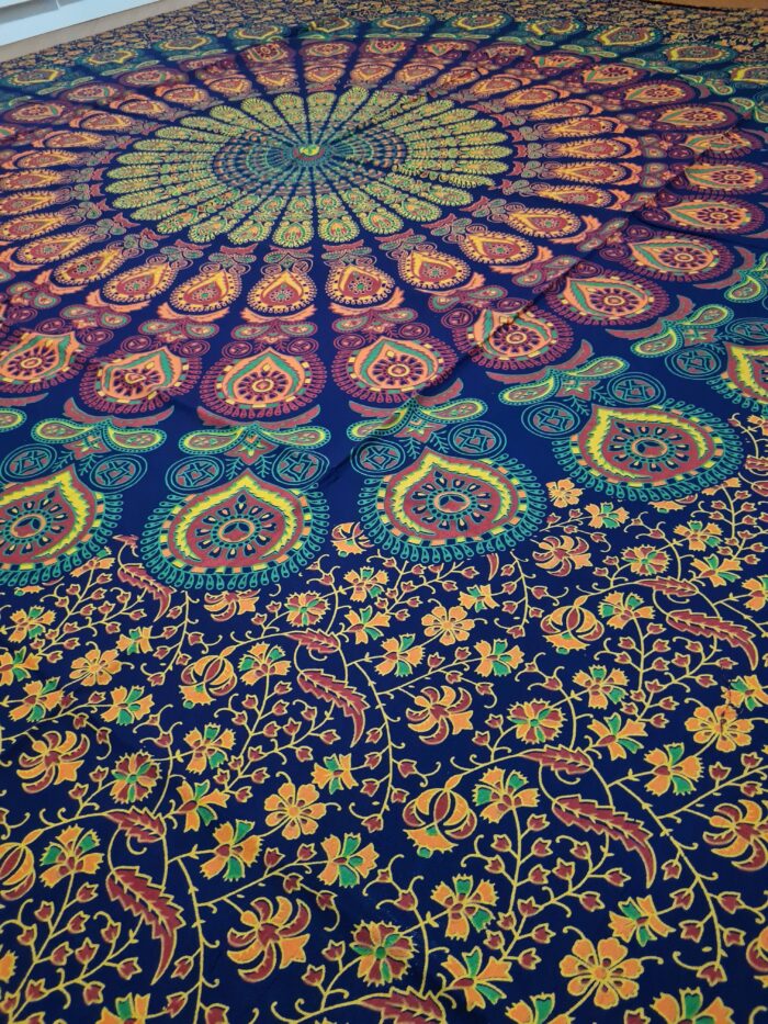 Panô indiano de algodão estampa de mandala marinho, coral e verde 2,40m