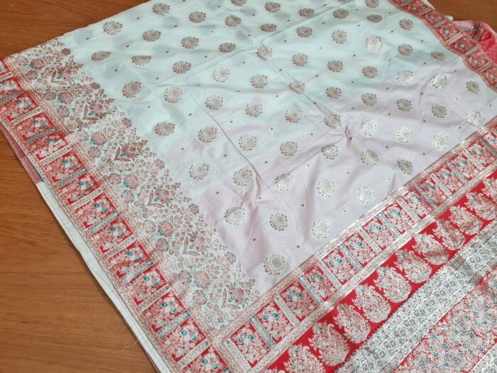 20260203_170244 Saree Banarasi Art Silk de seda branco e color modelo Sweta Amritá