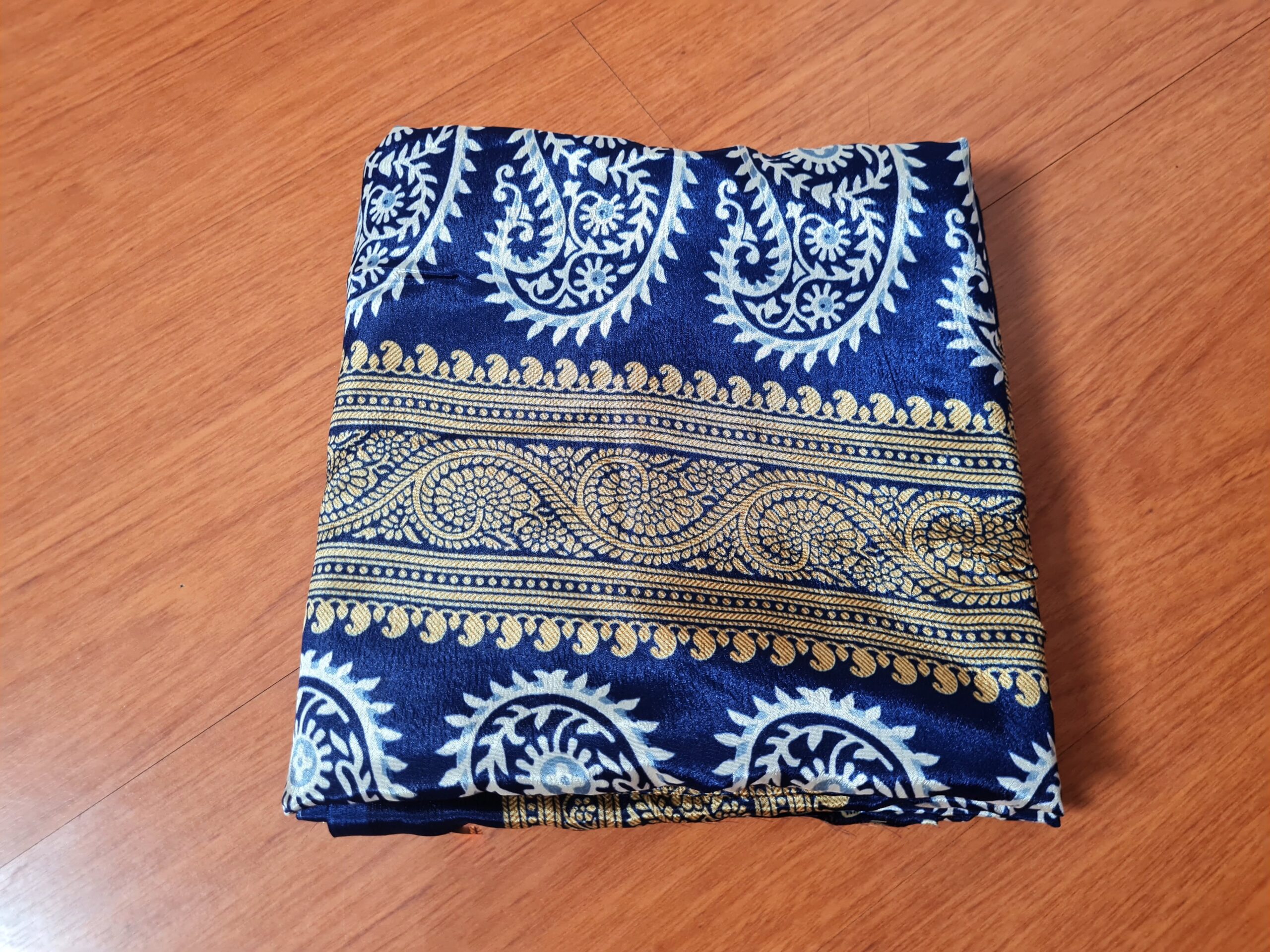 Saree indiano de tecido misto viscose e seda marinho e dourado