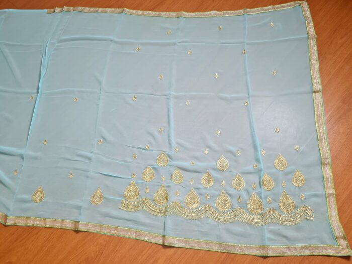 Saree indiano de crepe de seda verde água com dourado modelo Nilaya